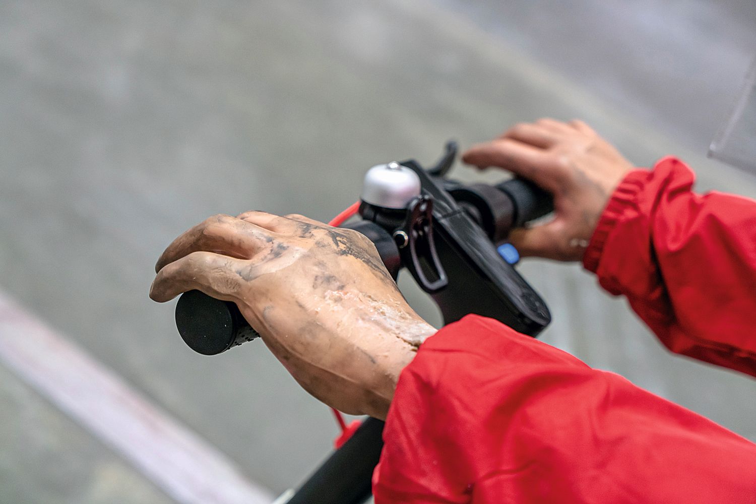 Crash Test mit dummy auf E-Scooter