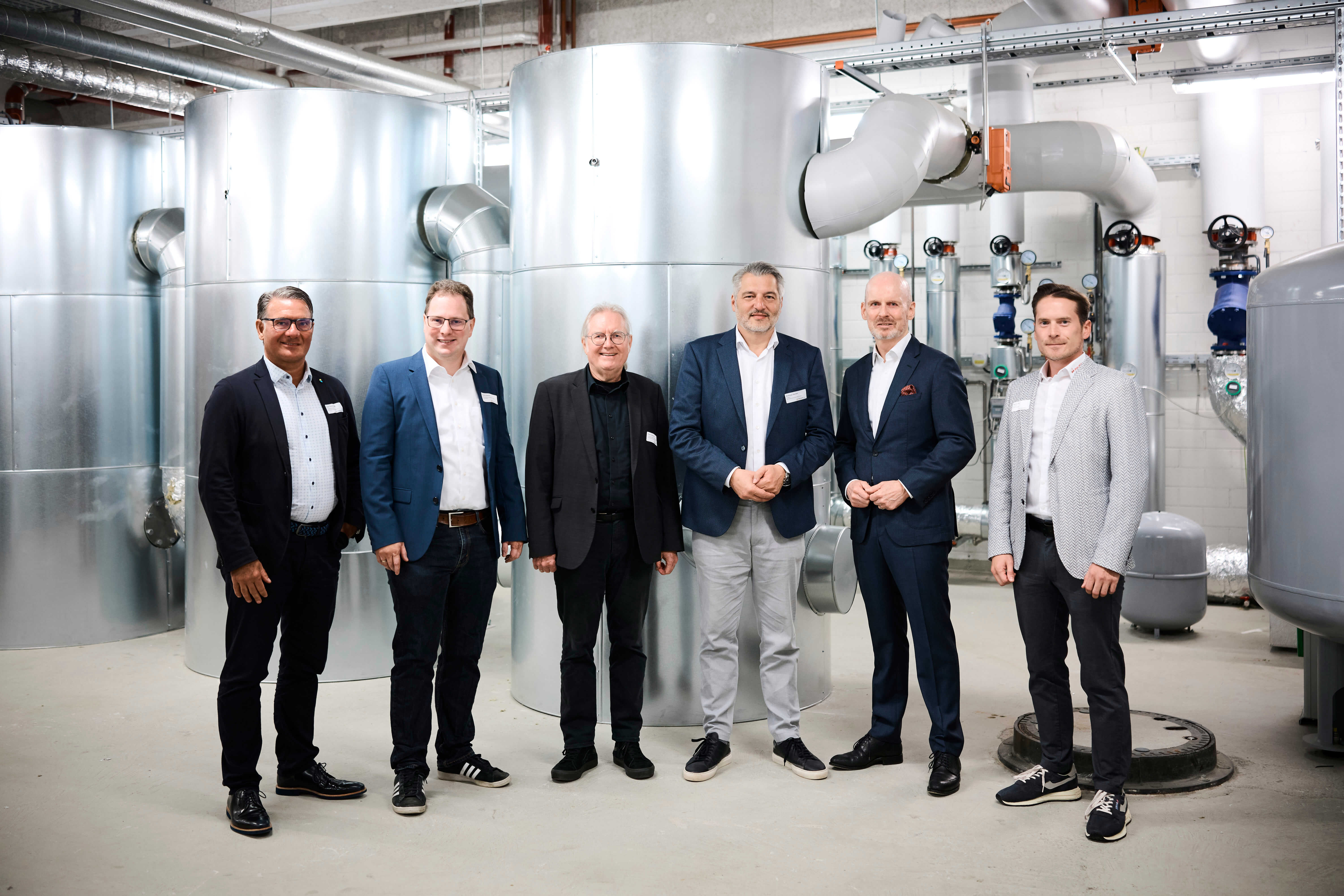 Die Projektpartner bei der Inbetriebnahme des neuen Wärmenetzes im Synergiepark Stuttgart (v.l.nr.): Peter Drausnigg (Geschäftsführer Stadtwerke Stuttgart), Dr. Dennis Bauer (Geschäftsführer Wärmelösungen Synergiepark Stuttgart), Peter Pätzold (Bürge Die Projektpartner bei der Inbetriebnahme des neuen Wärmenetzes im Synergiepark Stuttgart (v.l.nr.): Peter Drausnigg (Geschäftsführer Stadtwerke Stuttgart), Dr. Dennis Bauer (Geschäftsführer Wärmelösungen Synergiepark Stuttgart), Peter Pätzold (Bürge