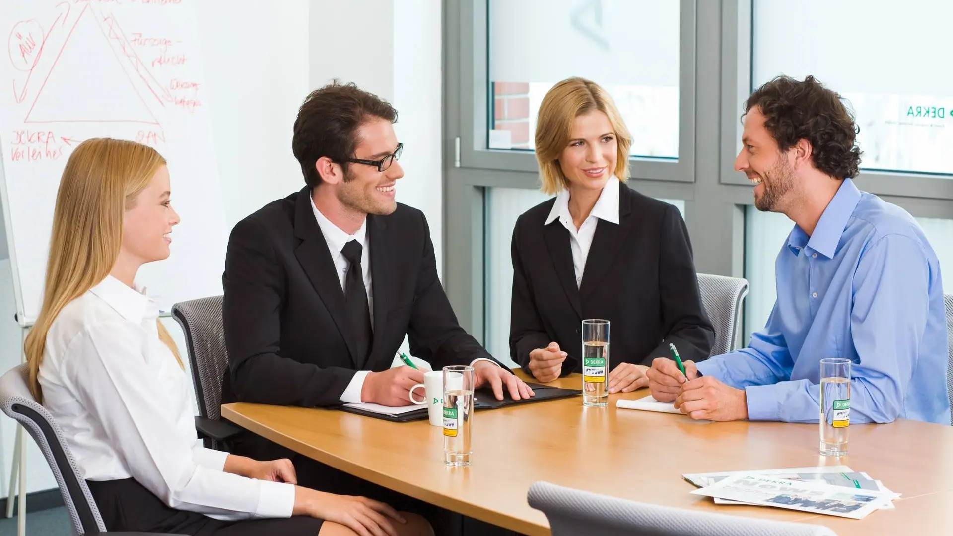 4 Personen  an Tisch 