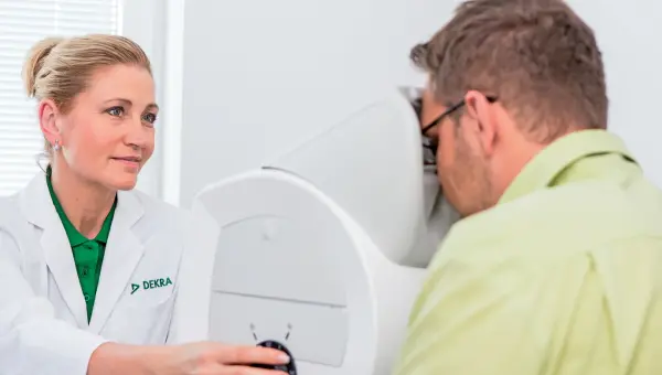 DEKRA Betriebsärztin beim Sehtest mit einem Mitarbeiter DEKRA Betriebsärztin beim Sehtest mit einem Mitarbeiter