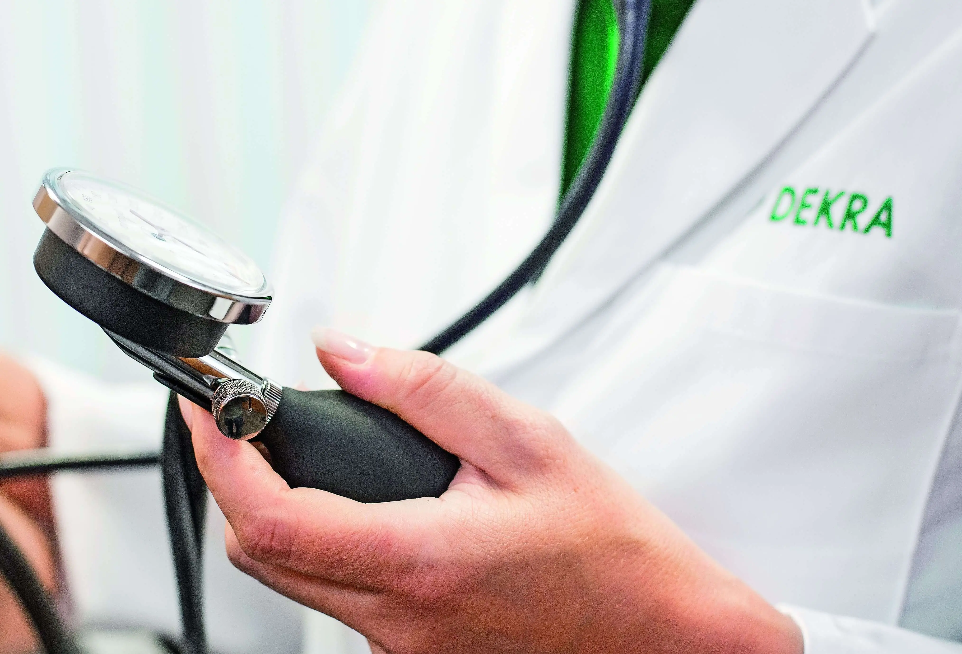 DEKRA Expertin misst Blutdruck