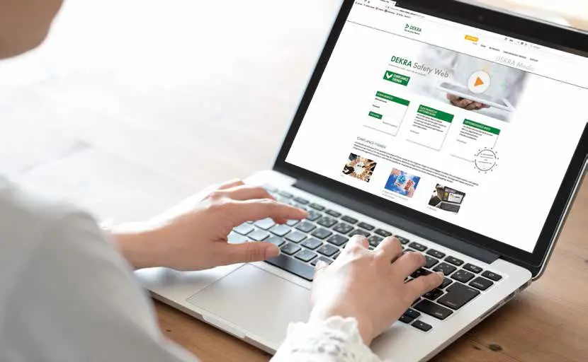 Person nutzt DEKRA Safety Web am Laptop