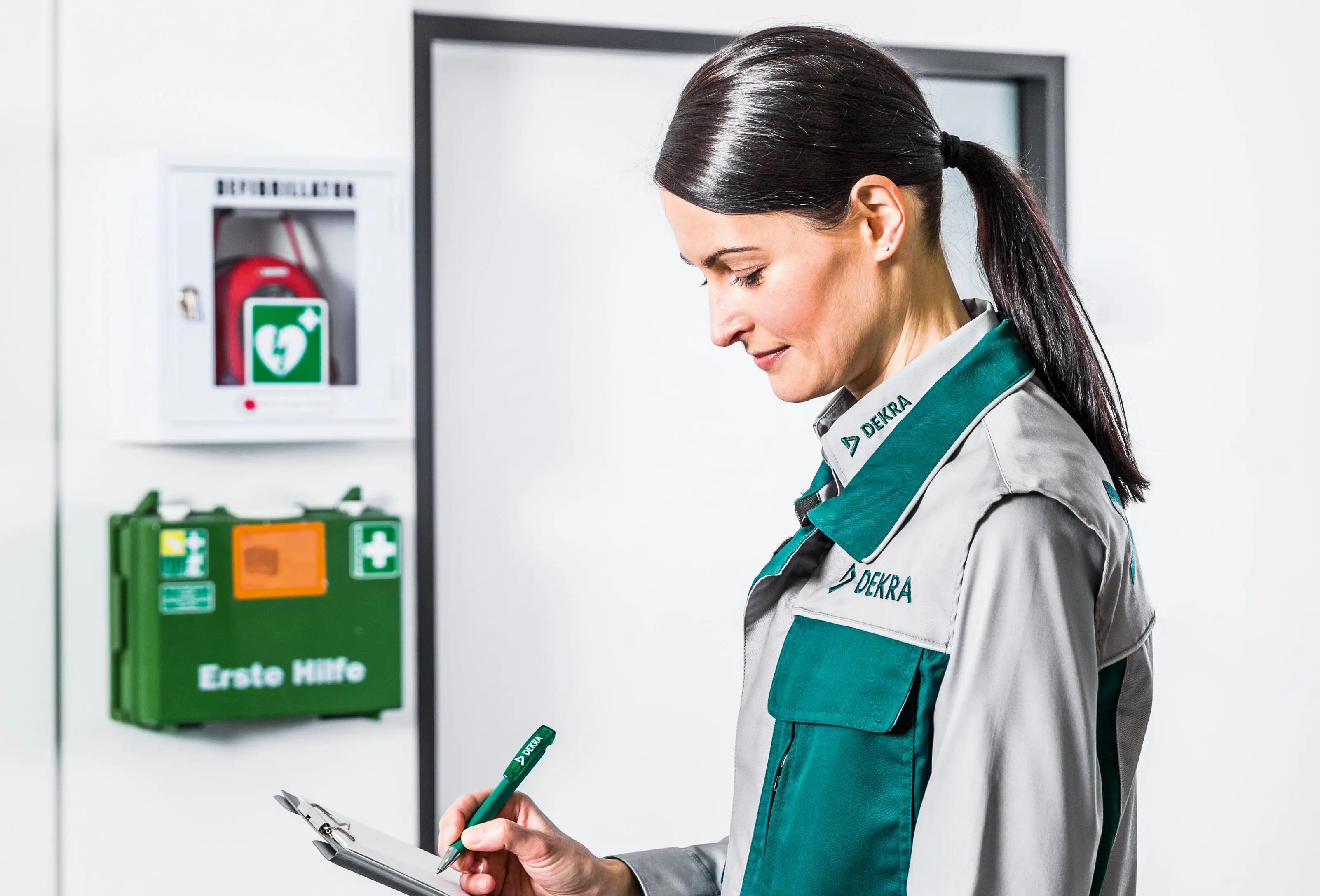 Frau mit DEKRA Weste und Klemmbrett