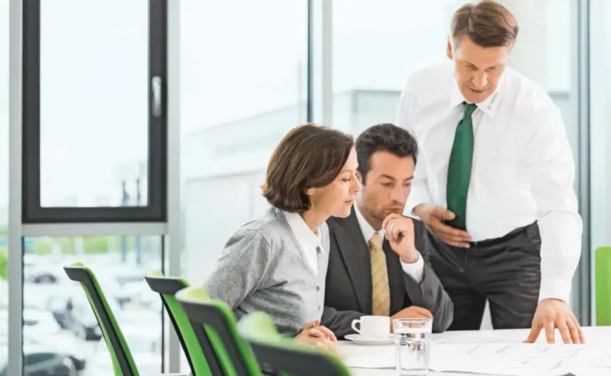 DEKRA Experte identifiziert Risiken zusammen mit Kunden