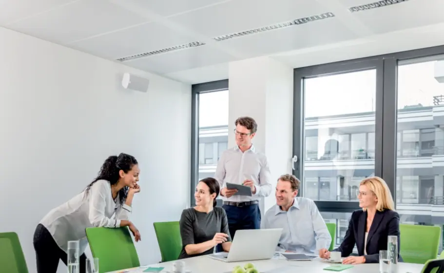 DEKRA Experte berät Personen in Konferenzraum