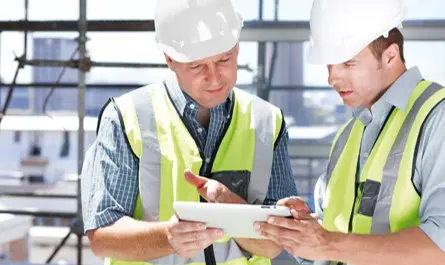 Zwei Sachverständige in Schutzkleidung