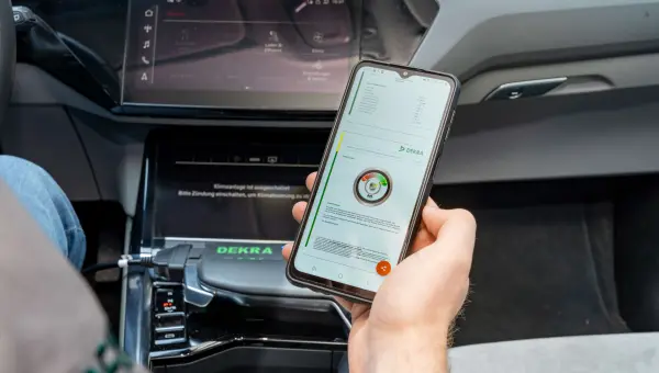 Hand hält Smartphone mit Batterie Schnelltest in der Hand Hand hält Smartphone mit Batterie Schnelltest in der Hand