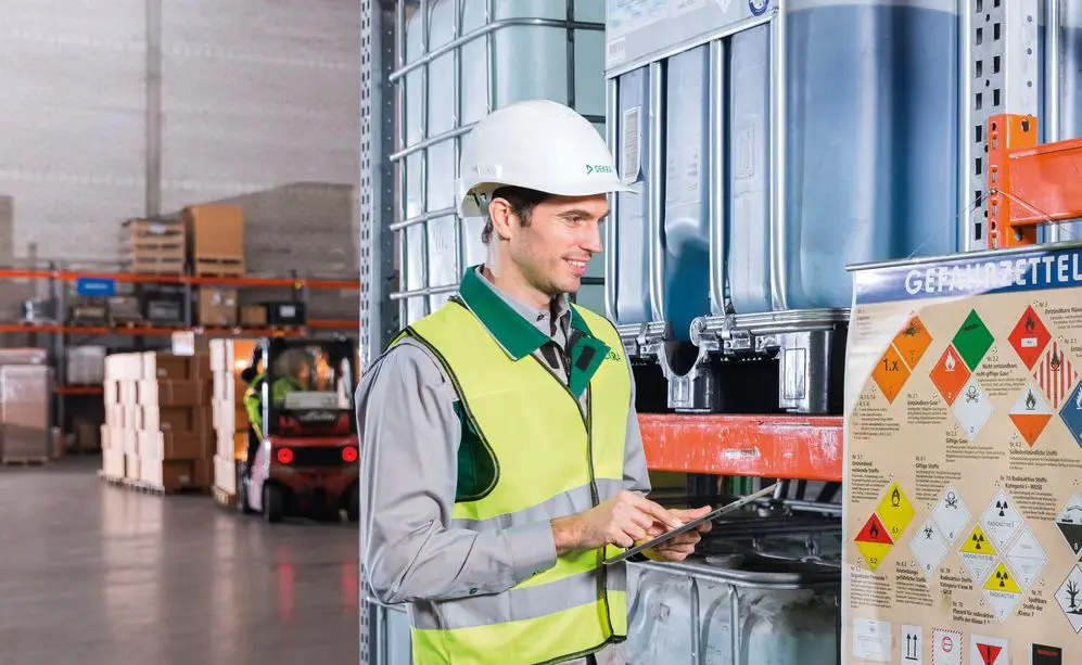 DEKRA Mitarbeiter begutachtet Sicherheitsvorkehrungen in Lagerhalle