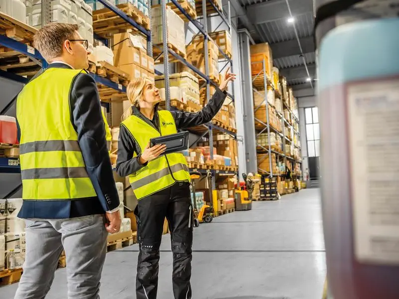 Zwei DEKRA Mitarbeitende bei der Begutachtung von Gefahrgut