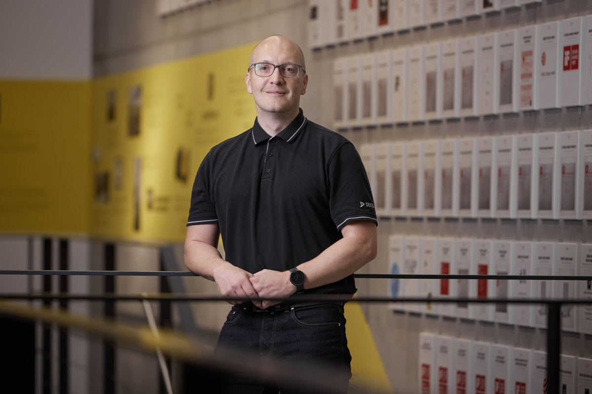 DEKRA Testing and Certification: Devices with autonomous functionality are subject to particularly strict regulations. In the case of KIRA, DEKRA had to apply relatively new standards.