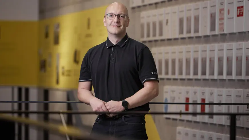 DEKRA Prüfung und Zertifizierung: Für Geräte mit autonomer Funktionalität gelten besonders strenge Vorschriften. Im Fall von KIRA musste DEKRA relativ neue Standards anwenden.
