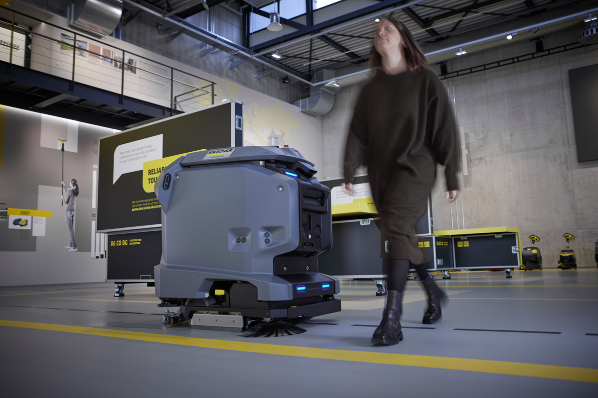 Product safety: KIRA B 50 from Kärcher scrubs and dries floors completely autonomously and has been designed for business customers in the transport and retail sectors, in shopping malls, and in health care.