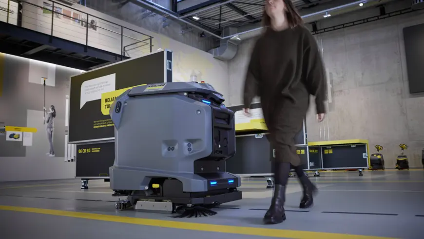 Produktsicherheit: Die KIRA B 50 von Kärcher schrubbt und trocknet Böden völlig selbstständig und wurde für Geschäftskunden im Transport- und Einzelhandelsbereich, in Einkaufszentren und im Gesundheitswesen entwickelt.