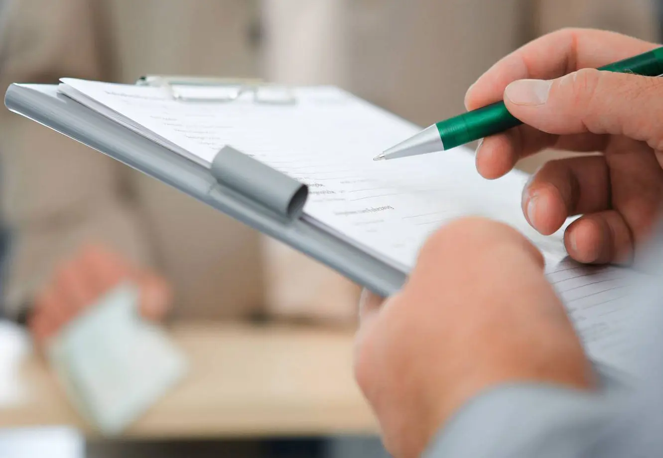 Person schreibt auf Brett