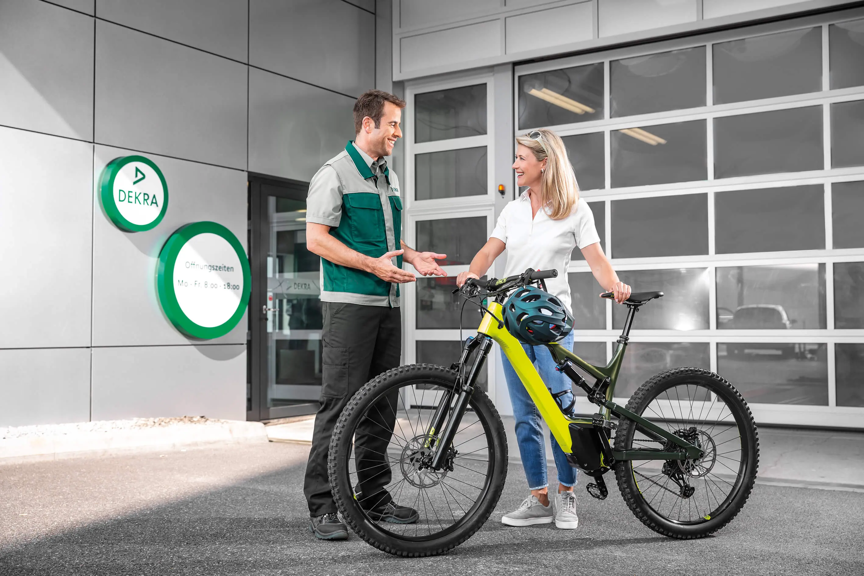 DEKRA expert holds an e-bike on the test bench
