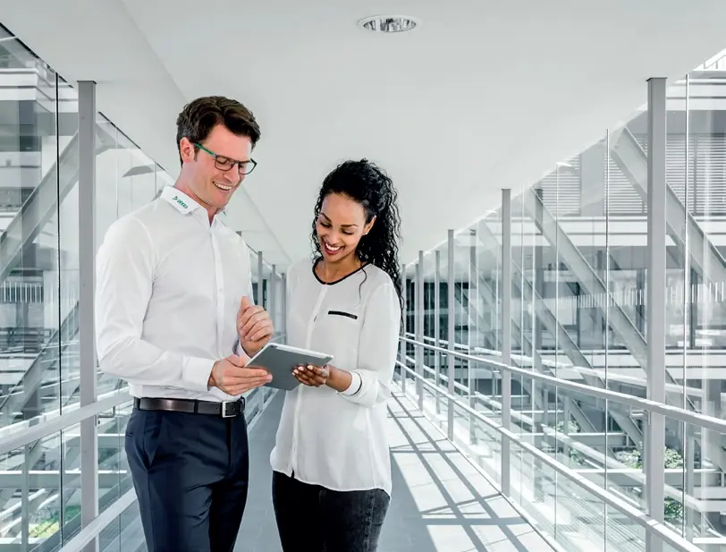 DEKRA Experte berät Geschäftsführerin vor Ort