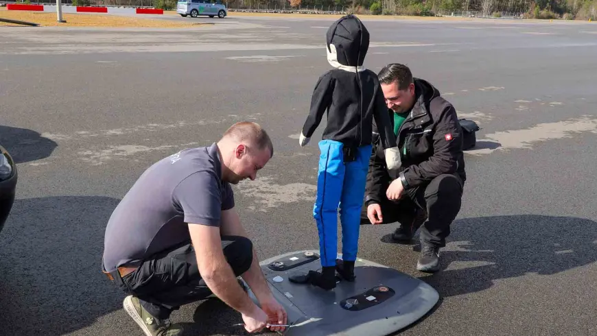 The ADAS team prepares the child dummy on a movable platform for the next test runs at the Lausitzring
