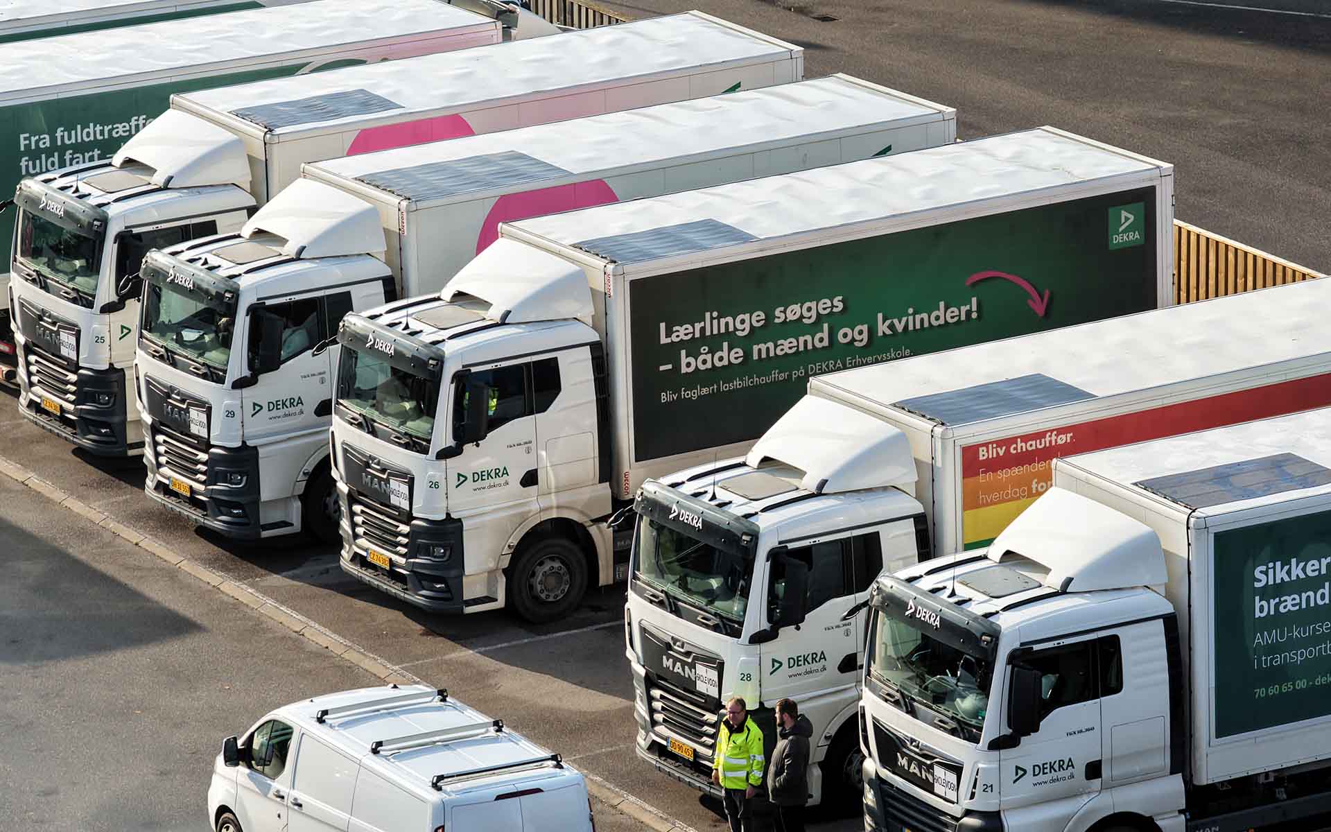 : DEKRA Academy trucks and buses with solar panels on the roof, symbolizing sustainable mobility. : DEKRA Academy trucks and buses with solar panels on the roof, symbolizing sustainable mobility.