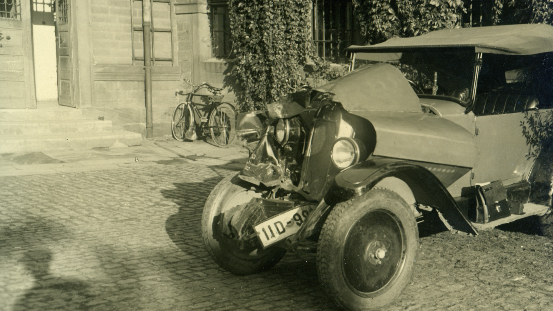 DEKRA jaren '30 ongeval auto