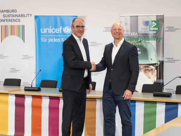 DEKRA CEO Stan Zurkiewicz (right) and Christian Schneider, Executive Director of UNICEF Germany, announcing the partnership at the Hamburg Sustainability Conference.