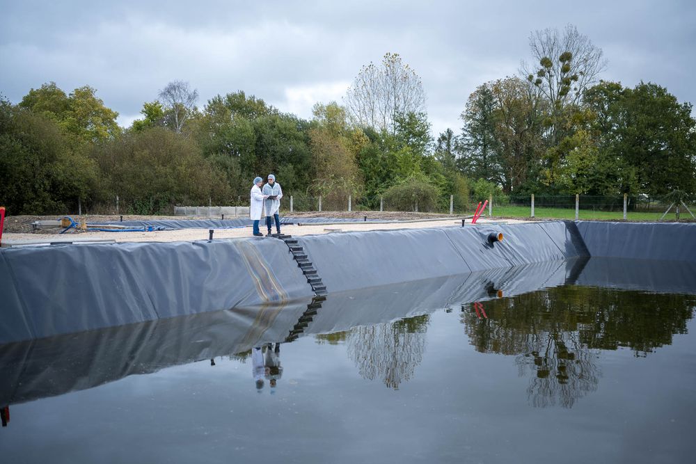 Prüfer stehen bei Wasseranlage