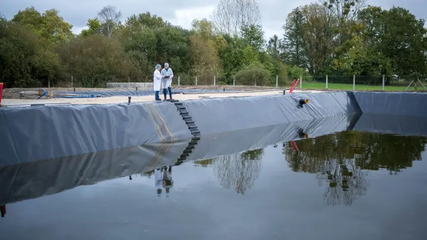 Prüfer stehen bei Wasseranlage