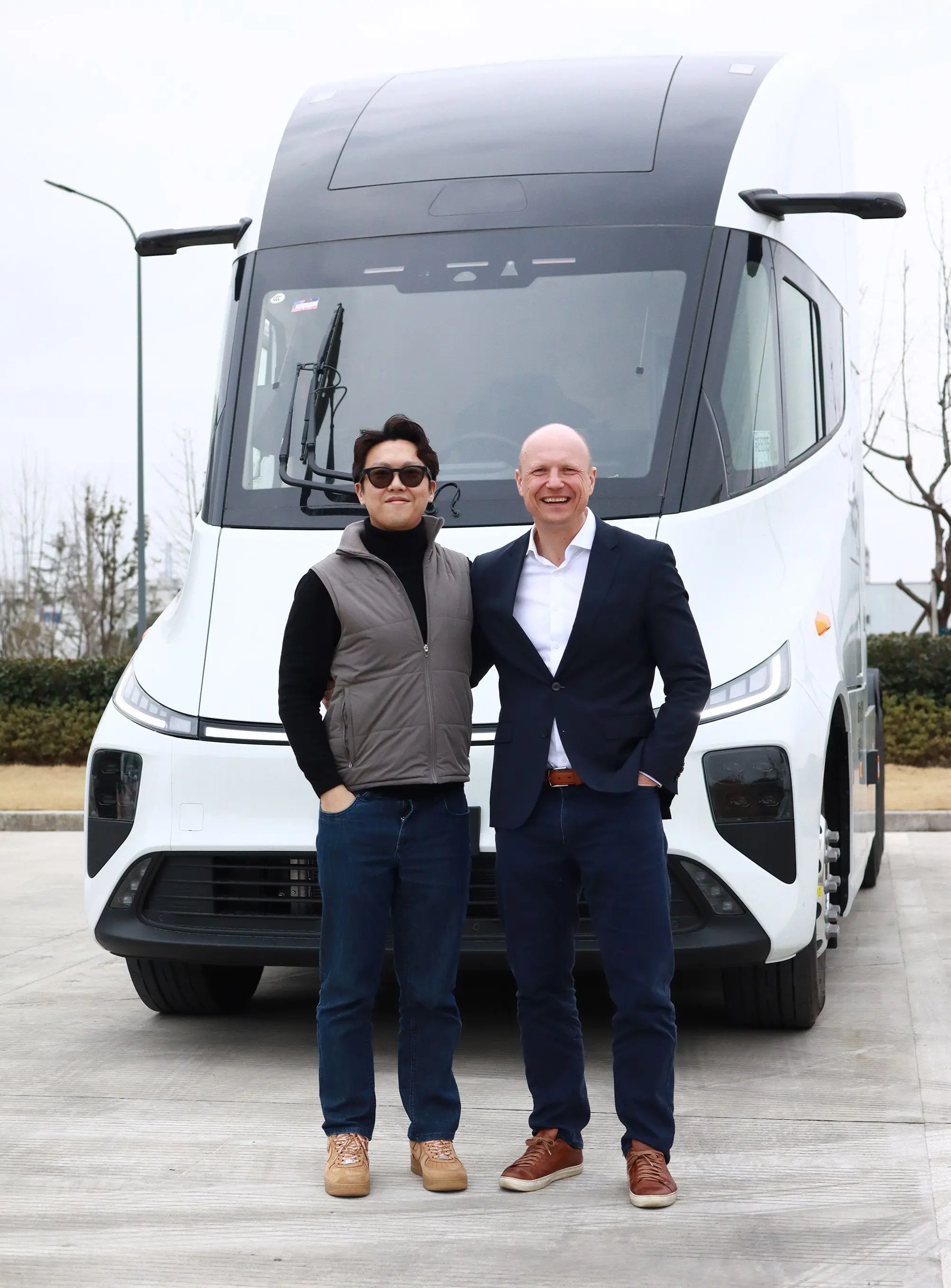 DEKRA and Windrose are forging a partnership to push safety in electrified and automated trucks: Wen Han, Founder, Chairman and CEO of Windrose (left) and DEKRA CEO Stan Zurkiewicz.