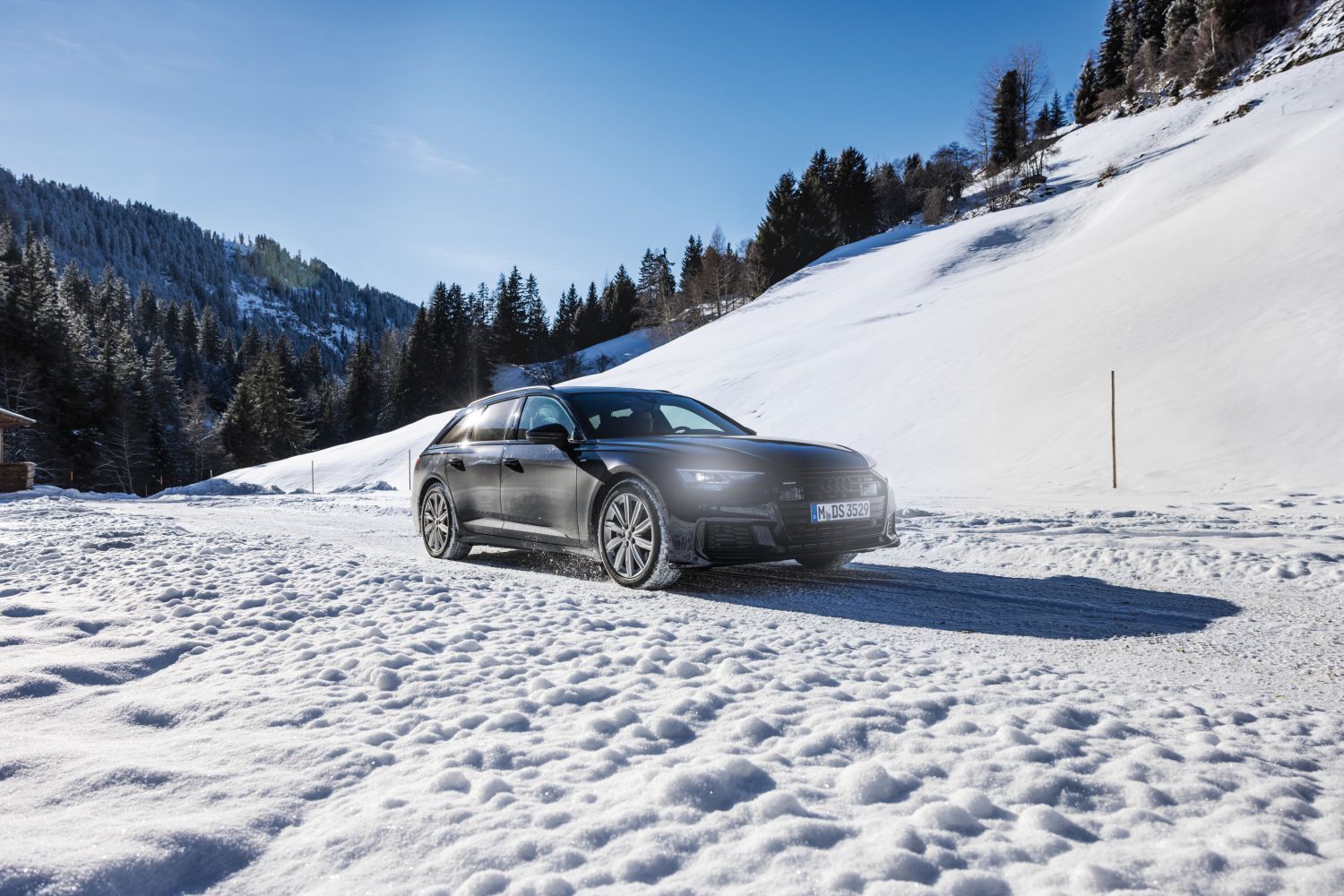 Auto in Schneelandschaft