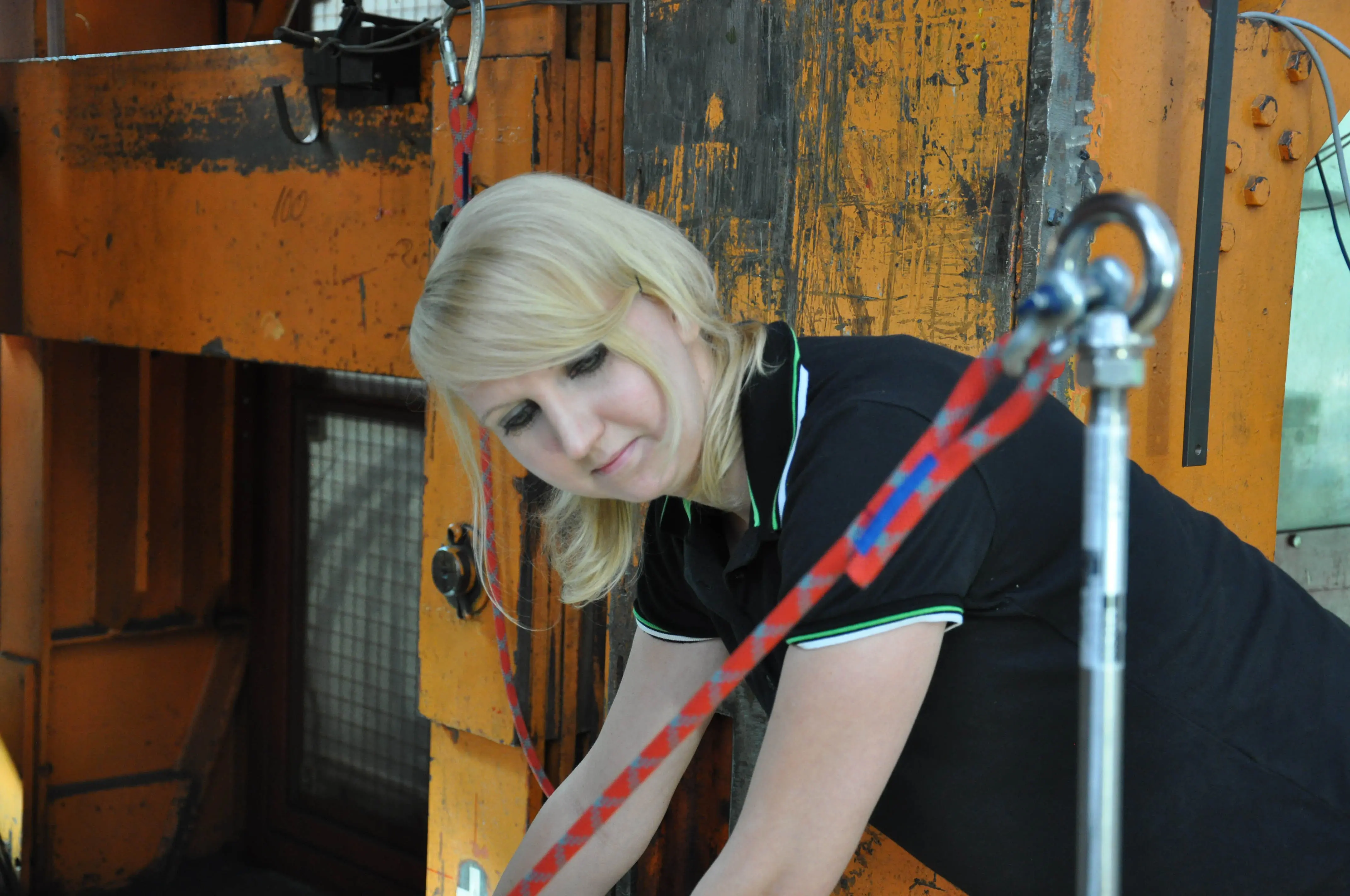 Expert tests an anchor device using belt load.