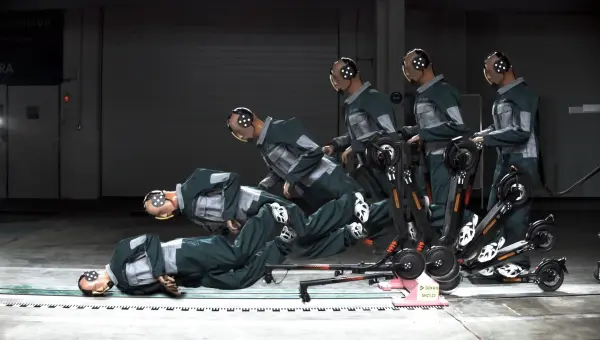 The tests at the DEKRA Crash Test Center show that when you fall off an e-scooter, a bicycle helmet can protect your head from direct impact. However, rotational movements still place dangerous strain on the neck and brain.