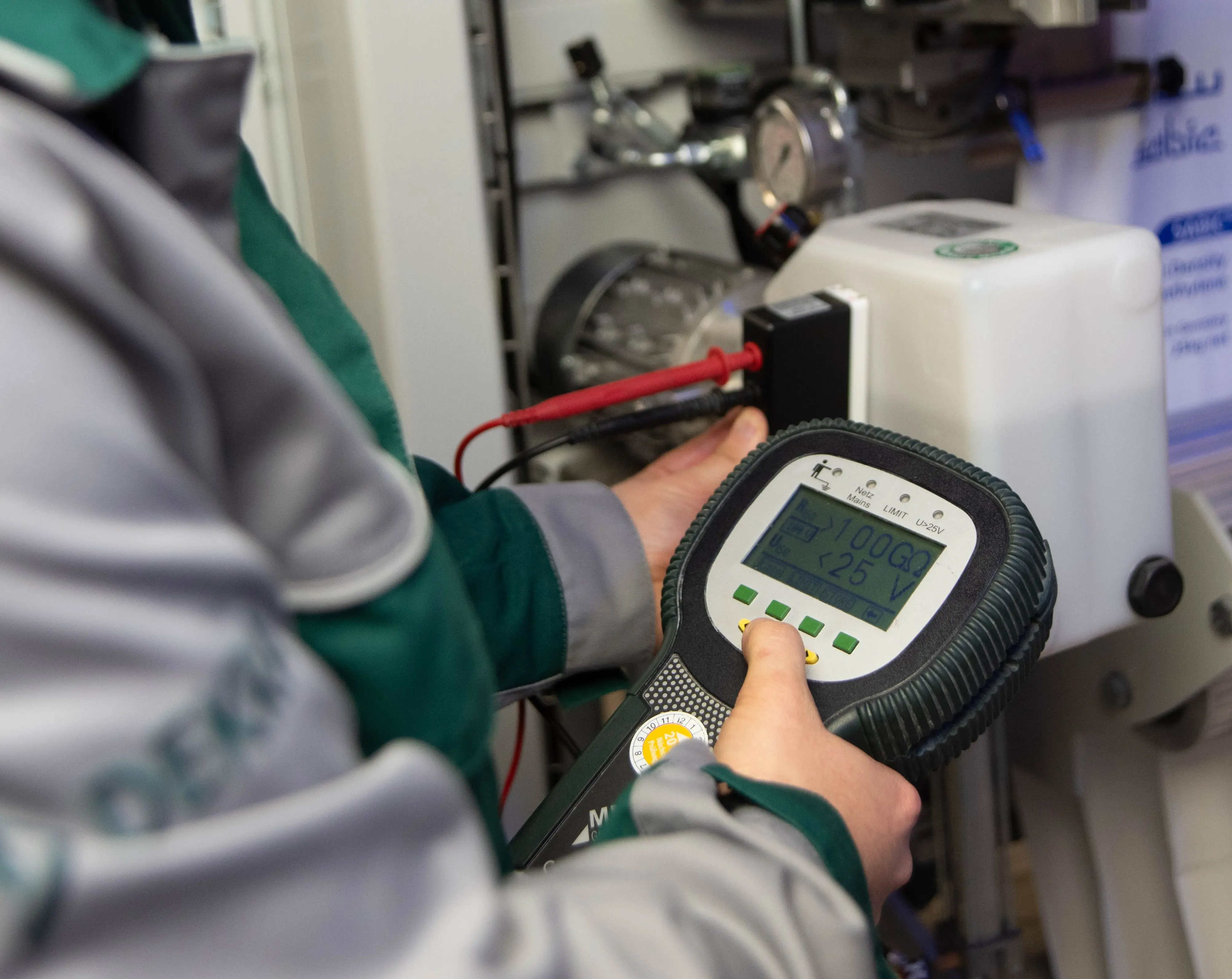 Frau prüft elektrostatische Eigenschaften für den Explosionsschutz