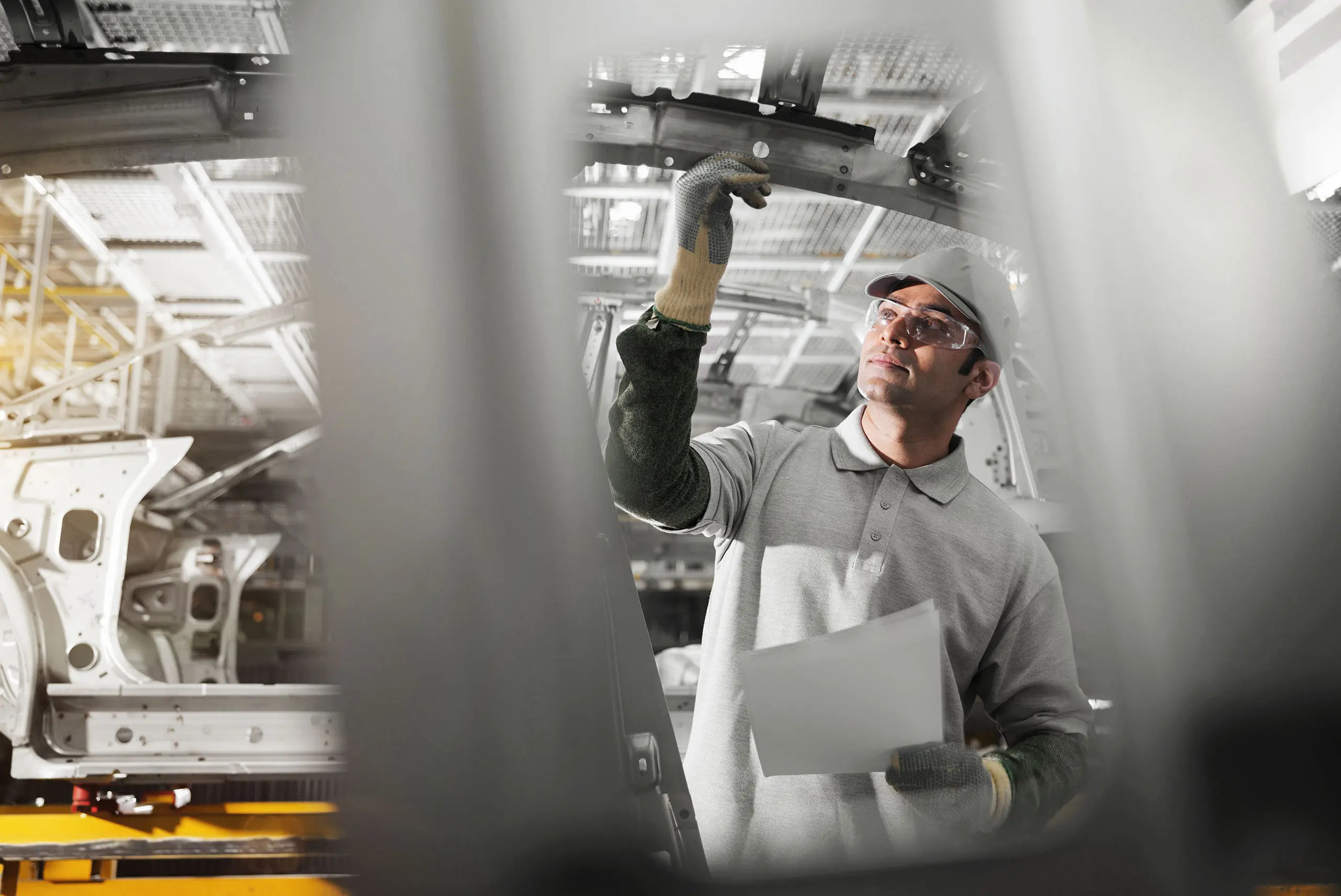 Mann unter einem Auto