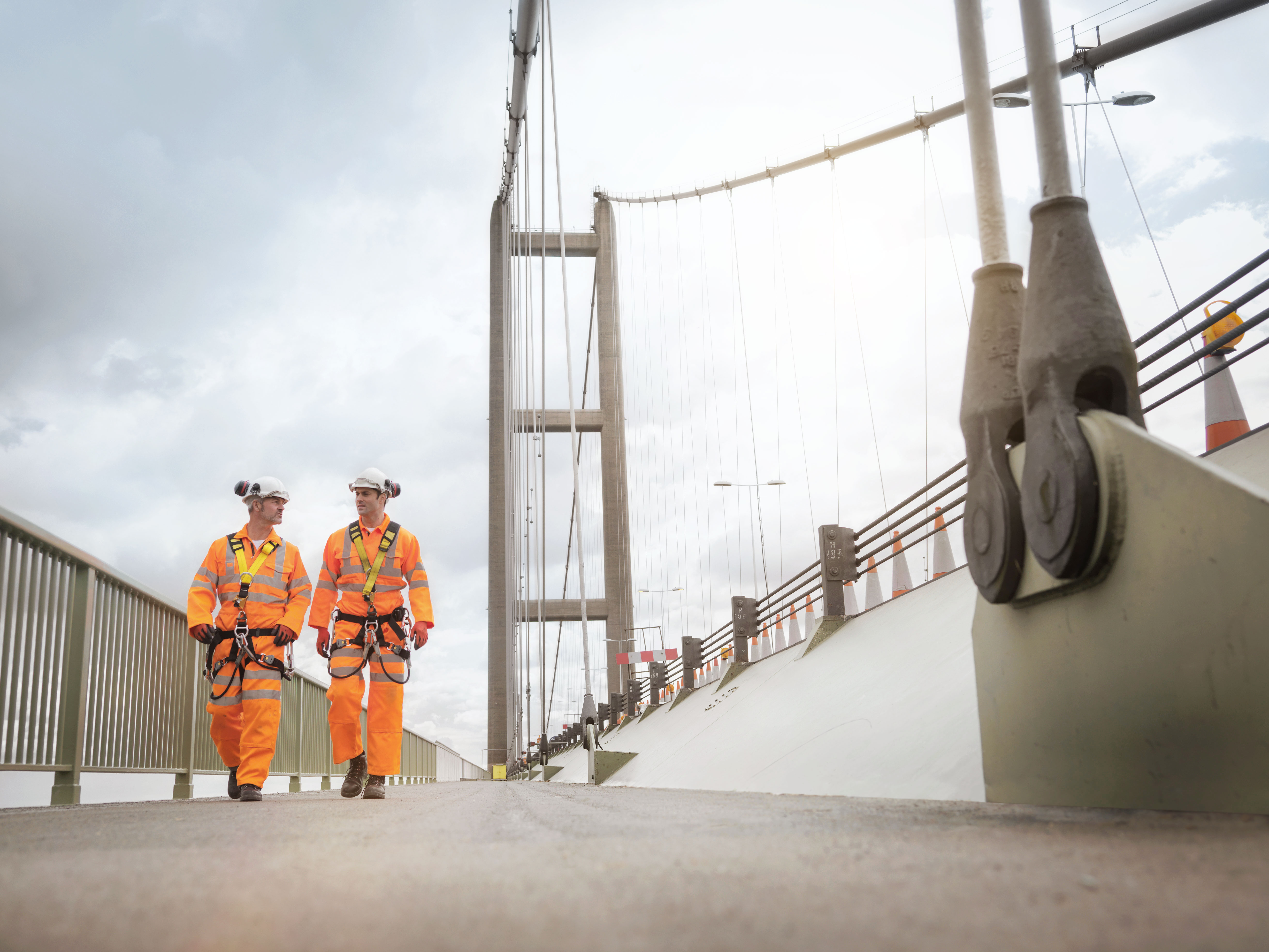 zwei Männer in Schutzausrüstung