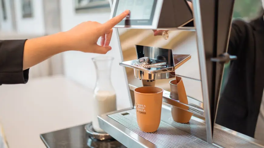 Gäste erhalten zwei Becher für den Tag - einen für Heißgetränke, einen für Kaltgetränke - der Umwelt zuliebe. Foto: DEKRA