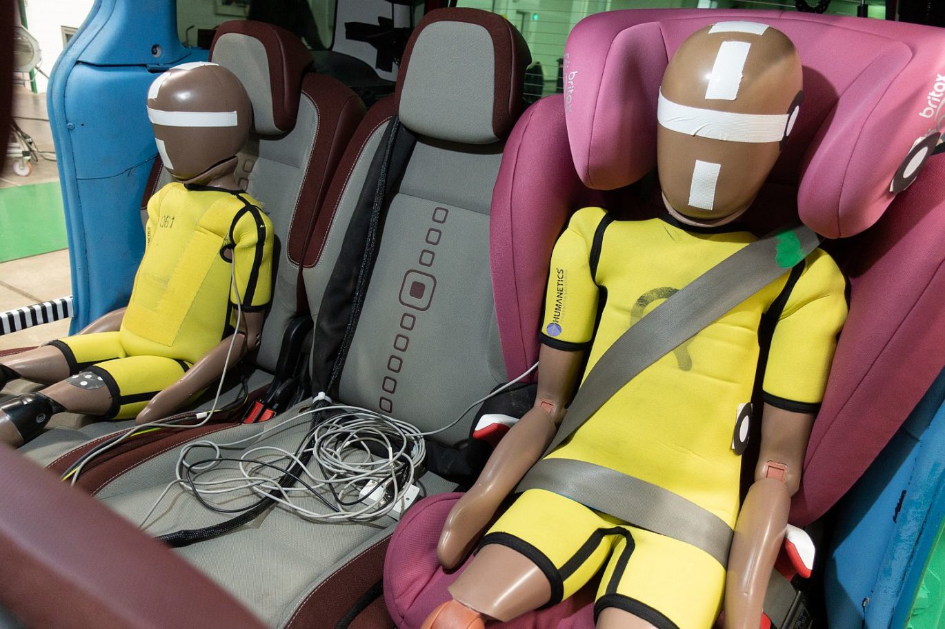 The dummy sitting in the direction of travel on the left, is well secured in a child seat corresponding to its size. Photo: Thomas Küppers 
