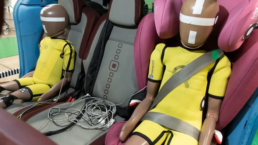 The dummy sitting in the direction of travel on the left, is well secured in a child seat corresponding to its size. Photo: Thomas Küppers 