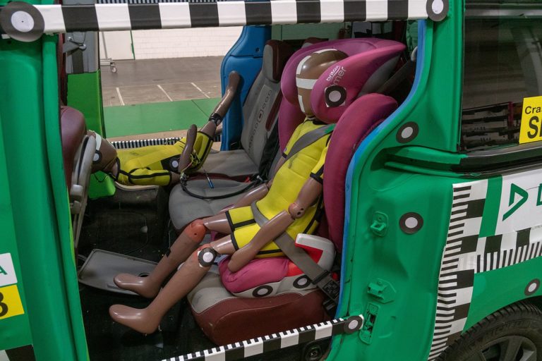 The consequences of a rear-end collision at 50 km/h would be fatal, therefore the following applies: Proper securing of children in vehicles must be guaranteed at all times. Photo: Thomas Küppers