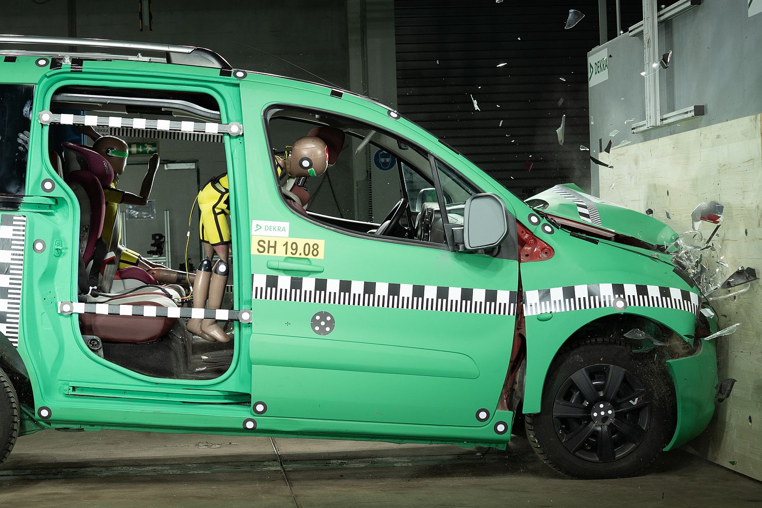 After the crash test (frontal impact at 50 km/h), the strapped dummy sits on its seat. Due to the high deceleration values ​​a child would have sustained injuries. Photo: Thomas Küppers 