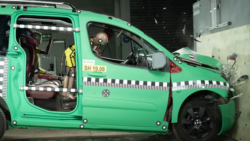 After the crash test (frontal impact at 50 km/h), the strapped dummy sits on its seat. Due to the high deceleration values ​​a child would have sustained injuries. Photo: Thomas Küppers 