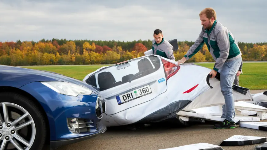 Nur in aufwendigen Tests kann geklärt werden, wie sich die Fahrzeuge im Fall der Fälle verhalten. Foto: Anika Büssemeier