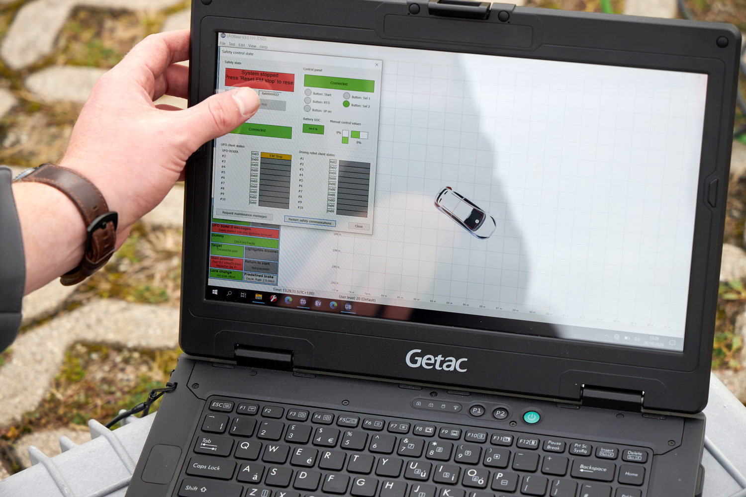 The tests are also simulated and evaluated on the computer. Photo: Anika Büssemeier