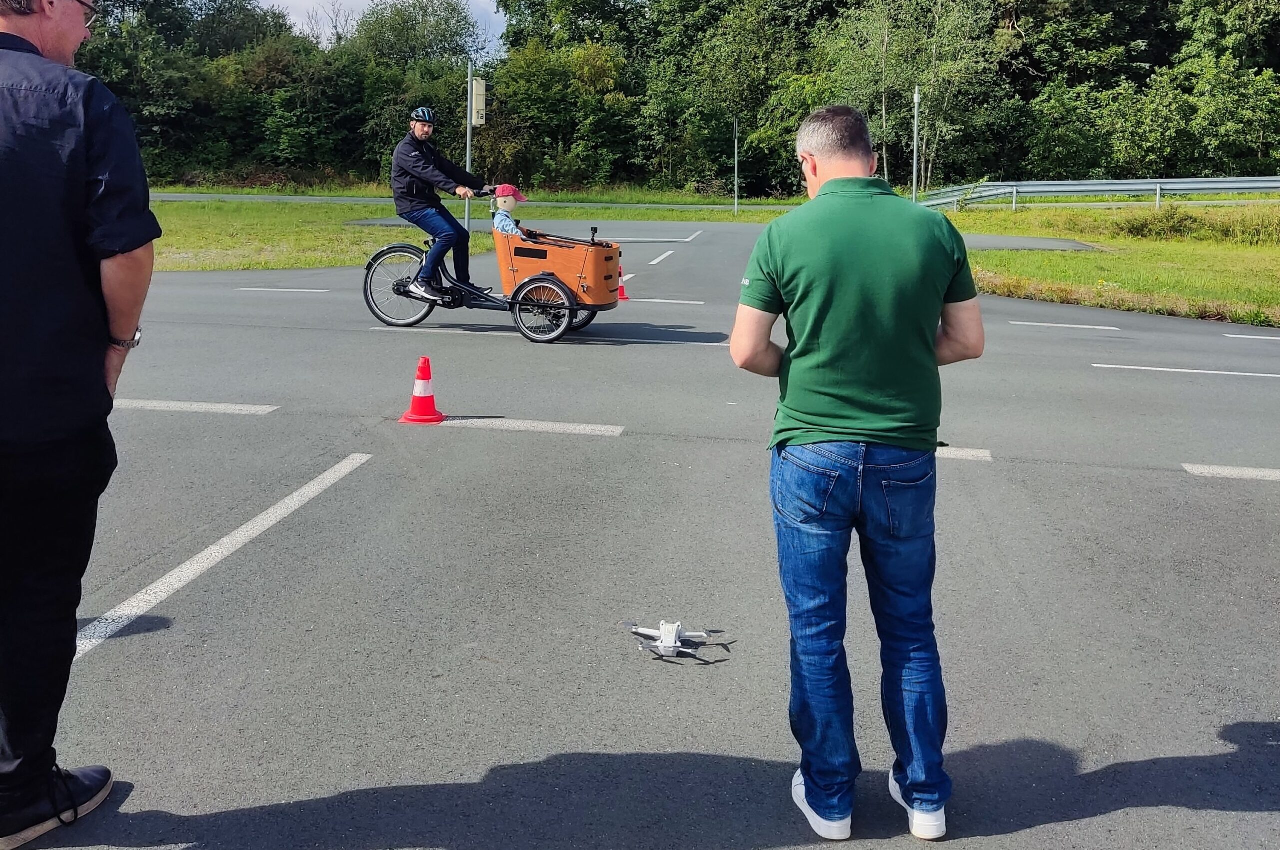 Preparations for a test with cargo bikes from DEKRA. Photo: Luigi Ancona