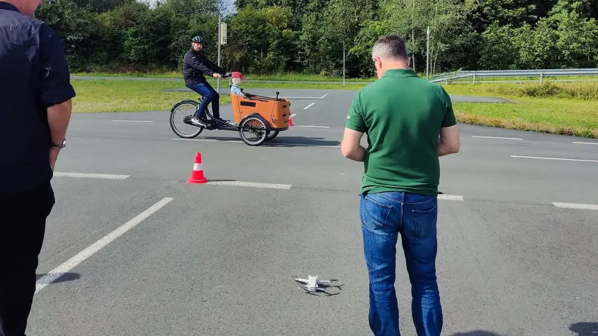 Vorbereitungen für einen Test mit Lastenrädern von DEKRA. Foto: Luigi Ancona
