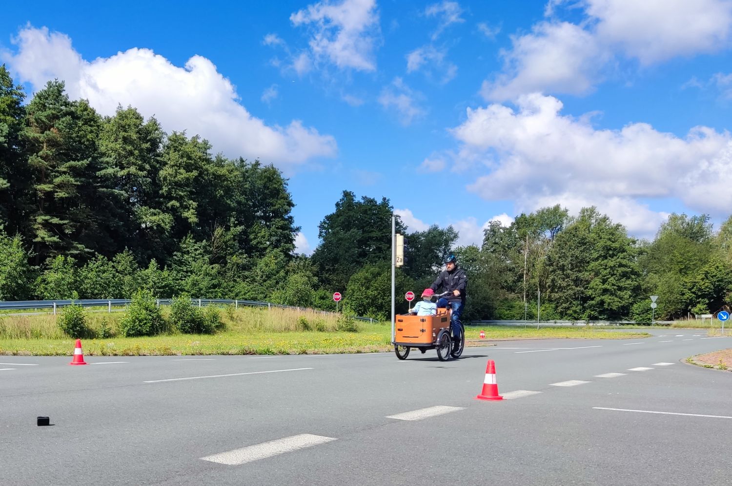 The test with the child dummy in the transport box starts. Photo: Luigi Ancona