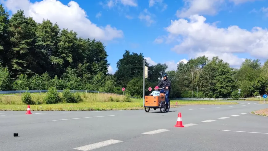 Der Test mit dem Kinderdummy in der Transportbox startet. Foto: Luigi Ancona