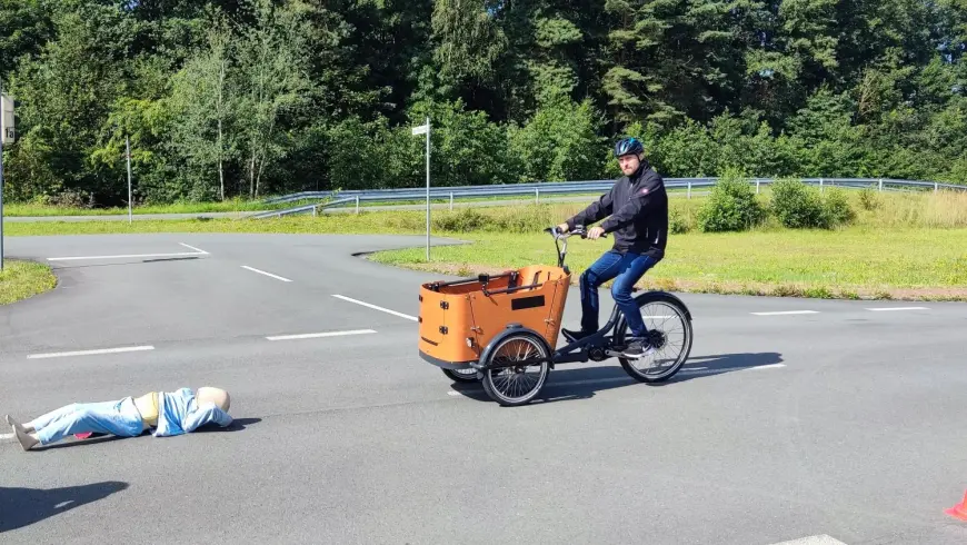 Kinder, die nicht mit Gurten gesichert sind und ohne Helm transportiert werden, können erhebliche Verletzungen erleiden. Foto: Luigi Ancona