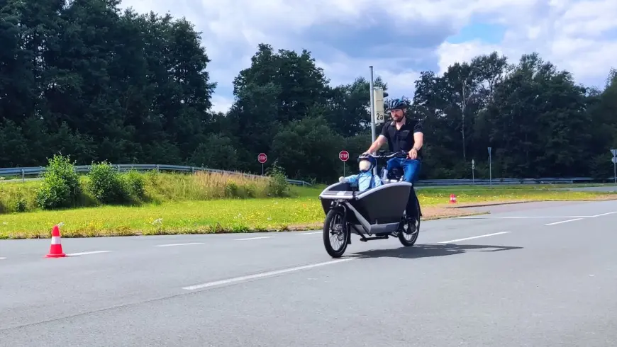 Auch ein Test mit einem weiteren Lastenrad mit einem Kinderdummy mit Helm wird durchgeführt. Foto: Luigi Ancona