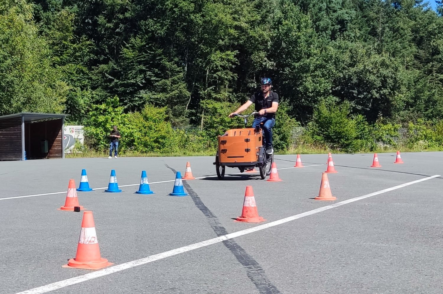 How does the cargo bike behave when driving around pylons? DEKRA tested it. Photo: Luigi Ancona