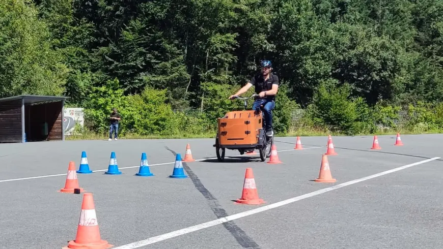 Wie verhält sich das Lastenrad beim Umfahren von Pylonen? DEKRA hat es getestet. Foto: Luigi Ancona
