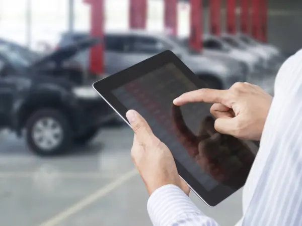 Man met ipad in een carpark Man met ipad in een carpark